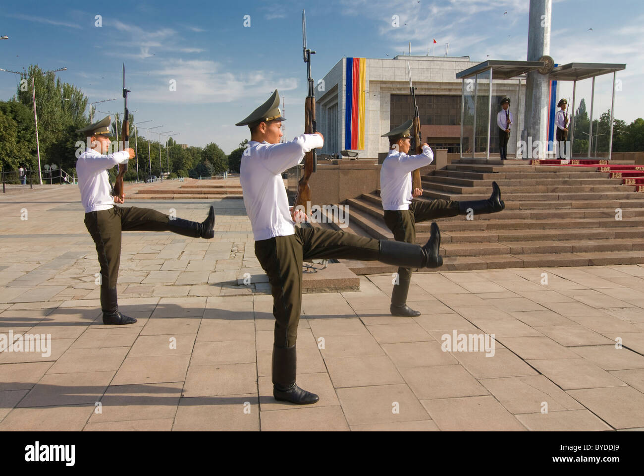 Soldati in piazza Ala-Too, Bishkek, Kirghizistan, Asia centrale Foto Stock