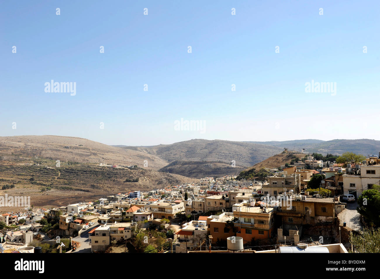 I Drusi villaggio di Majdal Shams, centro a sinistra il 'Shouting Hill' da dove la gente da parte siriana, gridare al di sopra di loro Foto Stock