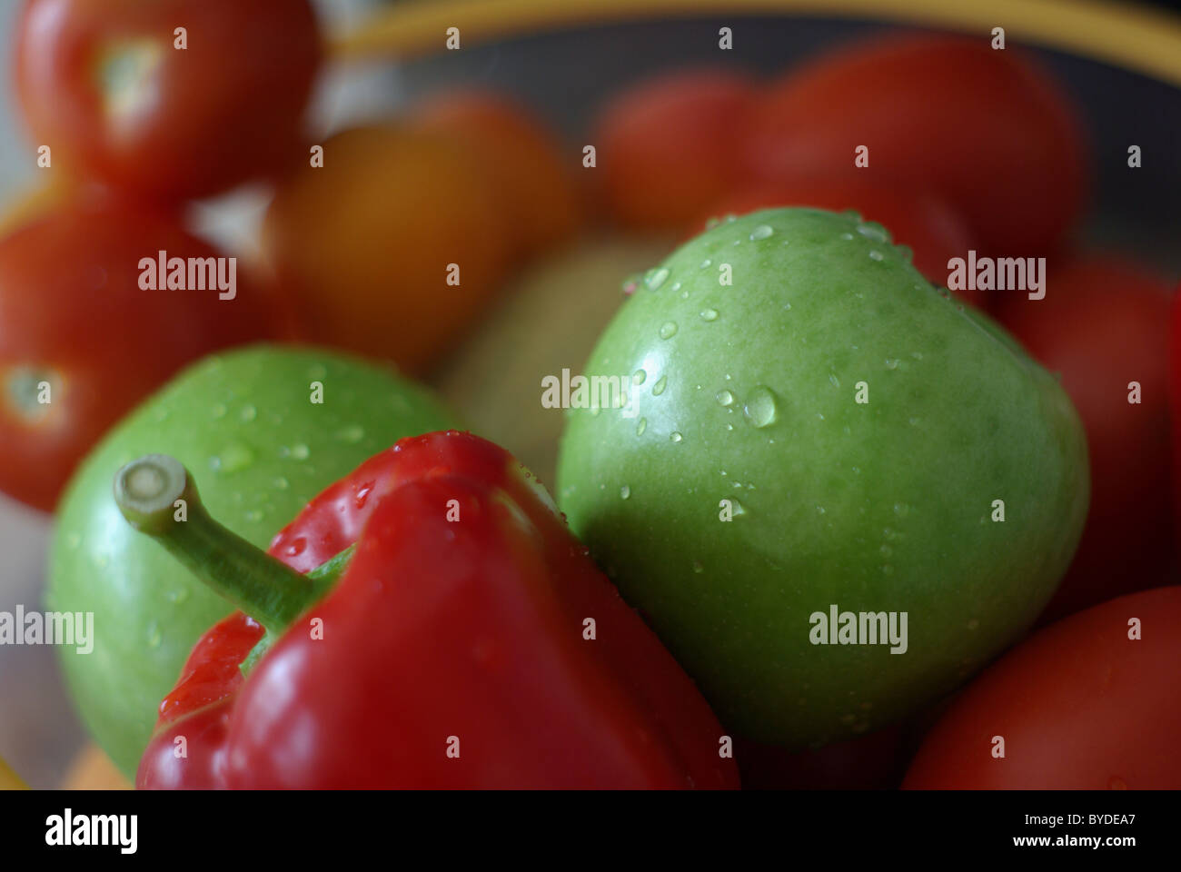 Frutta Verdura legumi pomme poivron rouge vert rosso verde Foto Stock