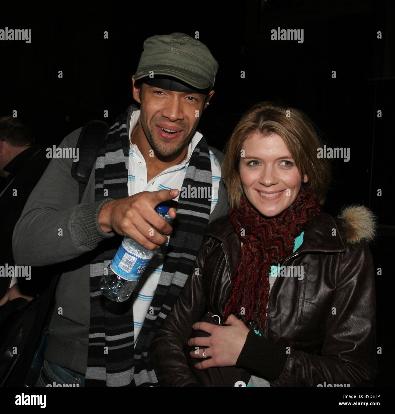 Leon Opez e Jane Danson celebrità al di fuori del Radisson Hotel dopo il ritorno da filmare Soapstar Superstar Manchester, Foto Stock