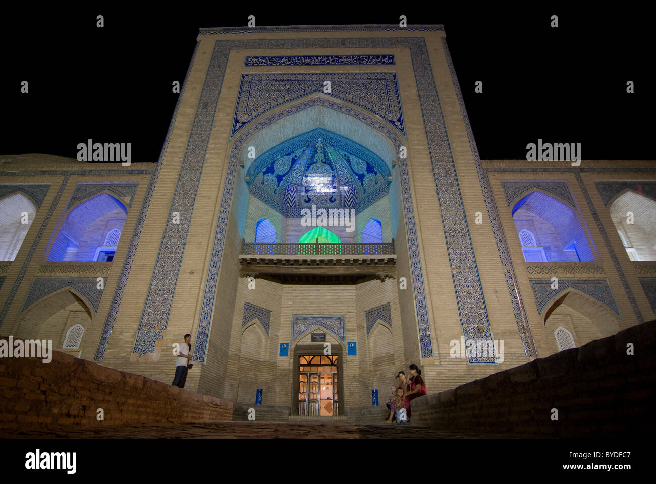 La moschea illuminata a Ichon Qala fortezza di notte, Khiva, Uzbekistan in Asia centrale Foto Stock