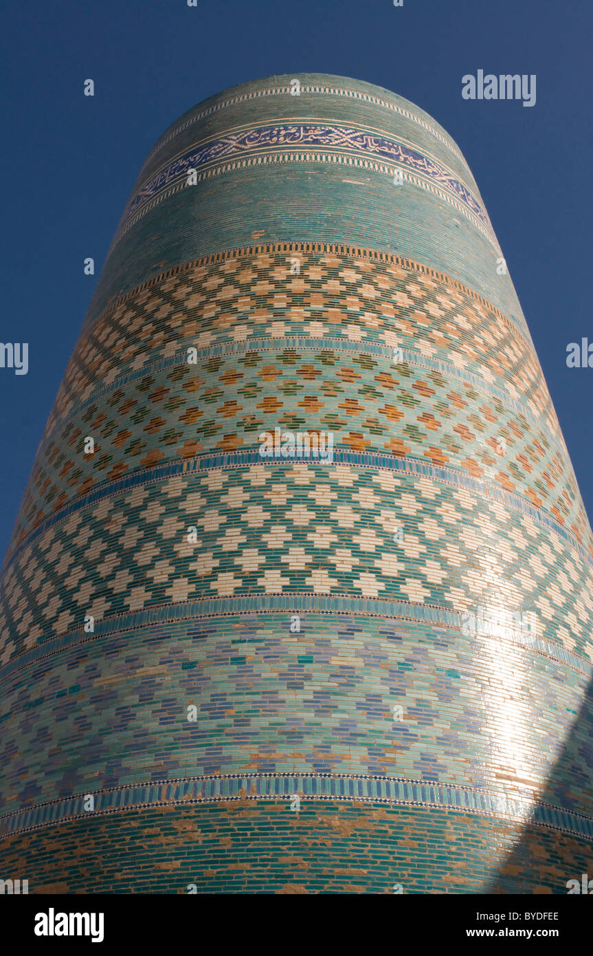 Torre, minareto della fortezza Ichon-Qala, Khiva, Uzbekistan in Asia centrale Foto Stock