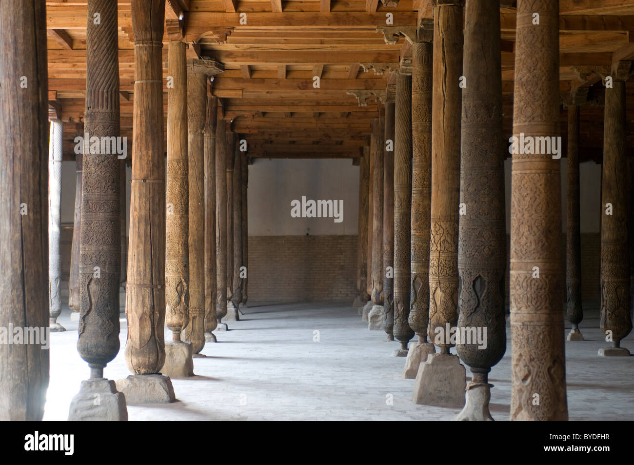 Colonne di legno nella moschea Juma, Khiva, Uzbekistan in Asia centrale Foto Stock