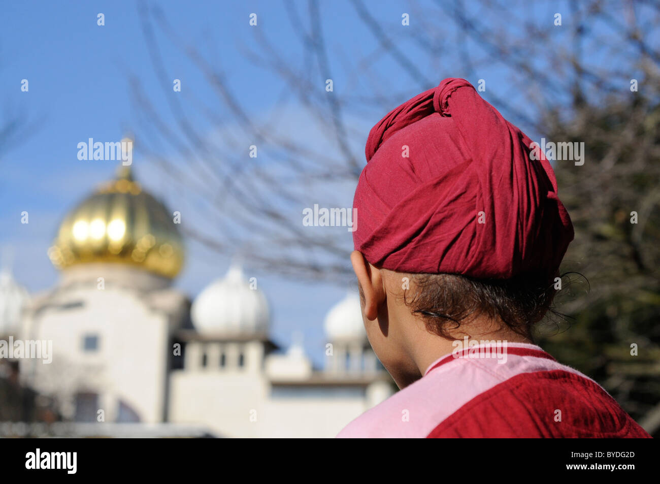 Ragazzo che guarda al Tempio Sri Guru Singh Sabha Hounslow Middlesex Foto Stock
