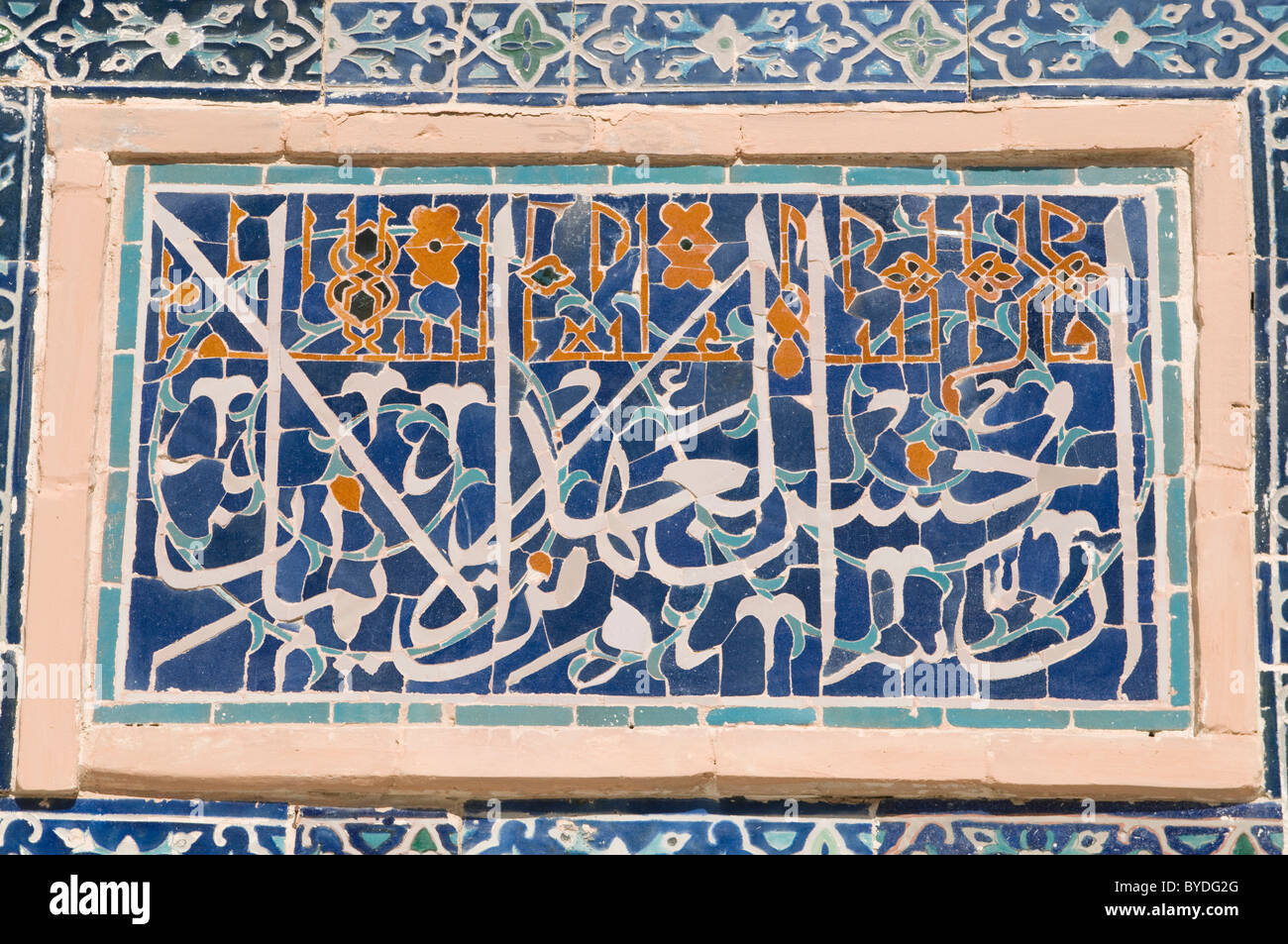 Mosaico su una parete di una casa, Registan, Samarcanda, Uzbekistan in Asia centrale Foto Stock