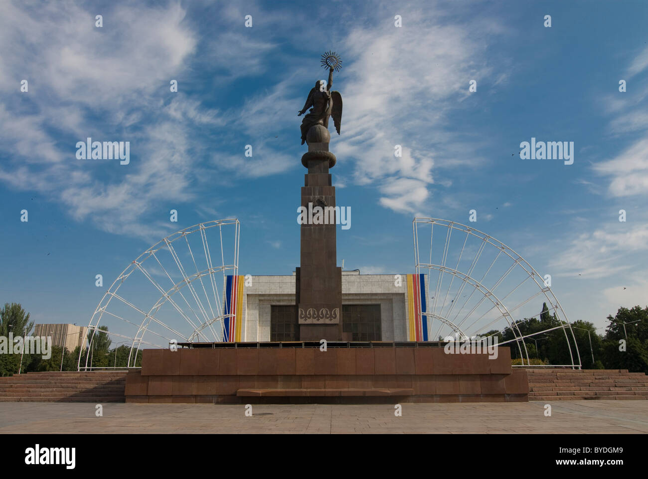 Statua di un angelo a Ala-Too square, Bishkek, Kirghizistan, Asia centrale Foto Stock