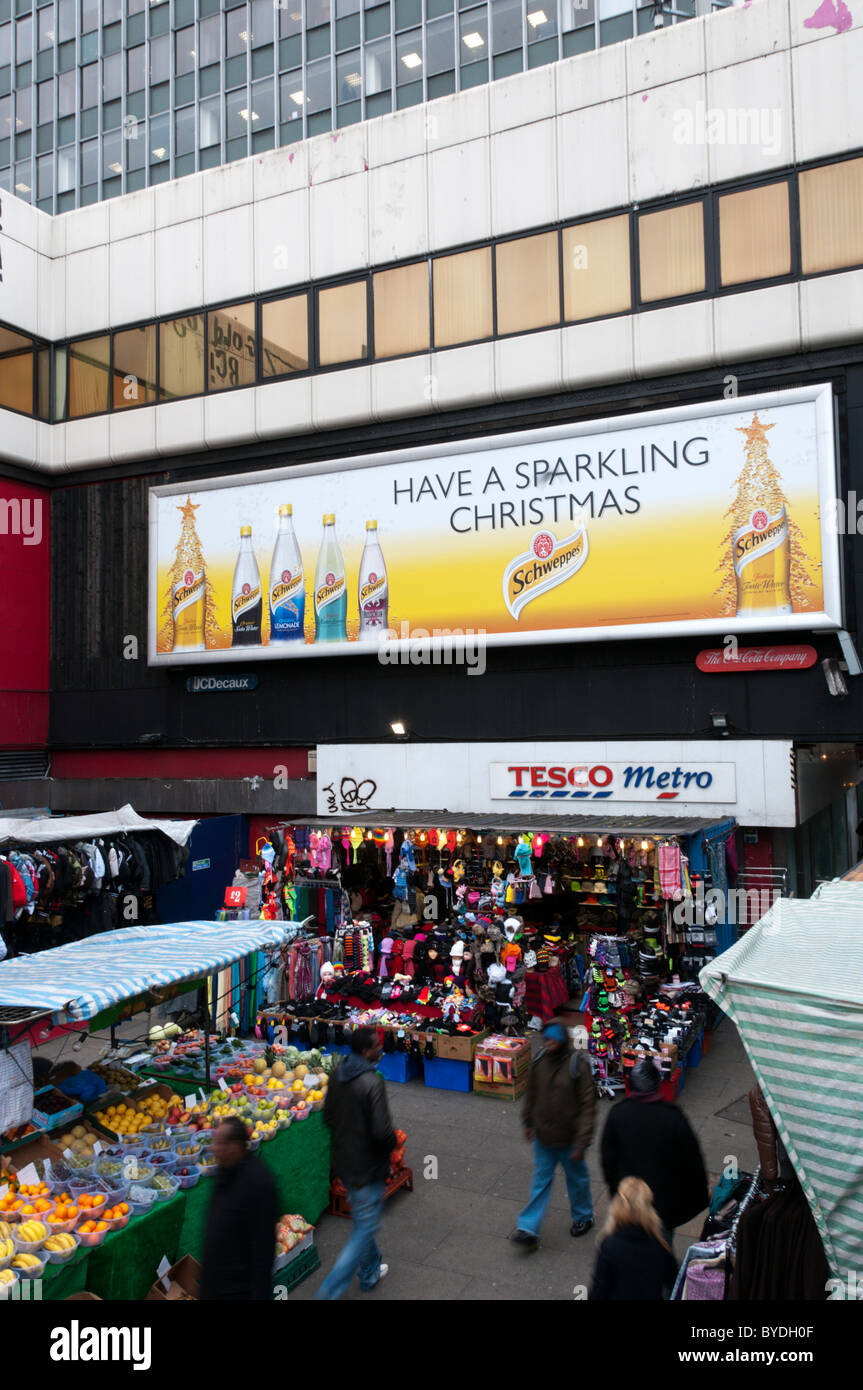 Parte del mercato intorno all'Elefante e al castello shopping center a sud di Londra Foto Stock