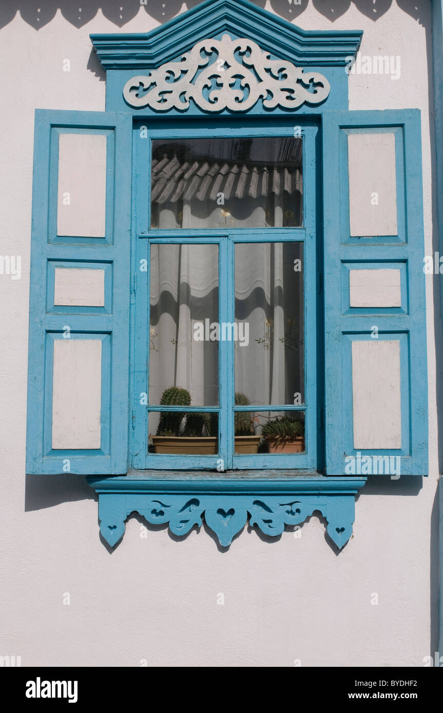 Finestra con luce blu sul telaio di una finestra, Karkakol, Kirghizistan, Asia centrale Foto Stock