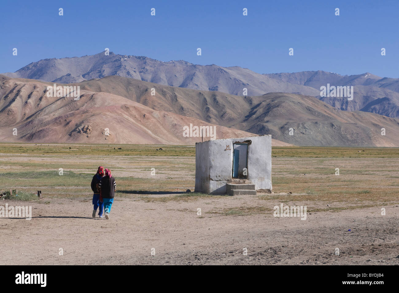 Piccola capanna e il popolo nel deserto, Bulunkul, Pamir Mountains, in Tagikistan, in Asia centrale Foto Stock