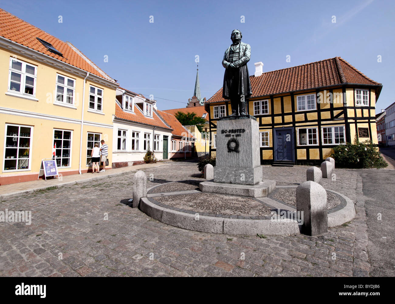 Sqare in Rudkøbing con una statua del fisico e chimico Hans Christian Ørsted, Langeland, Danimarca, Europa Foto Stock