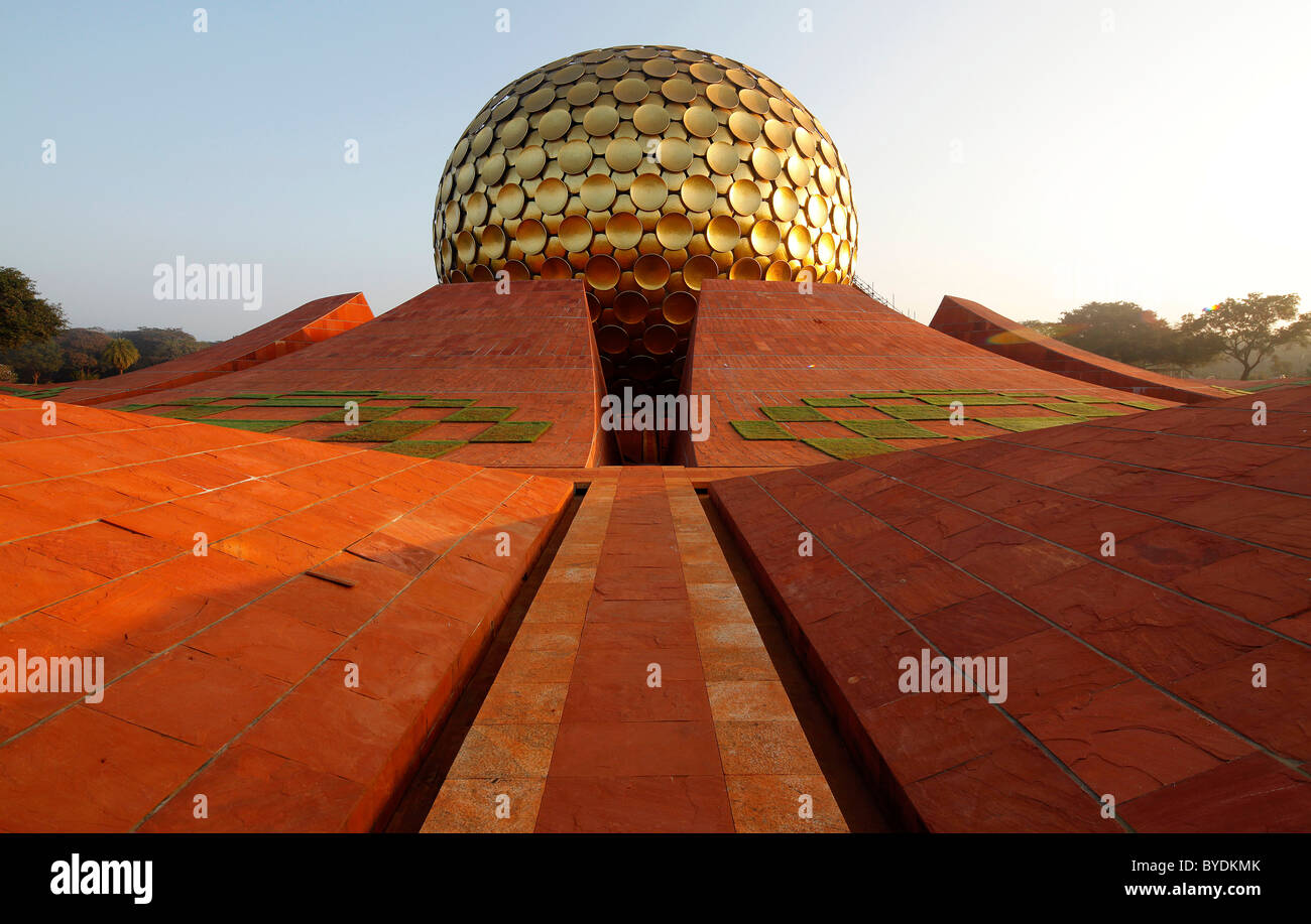 Mattinata a Matrimandir, luogo mistico, tempio e il più grande santuario in Auroville, Sri Aurobindo Ashram, Pachayankuppam Foto Stock