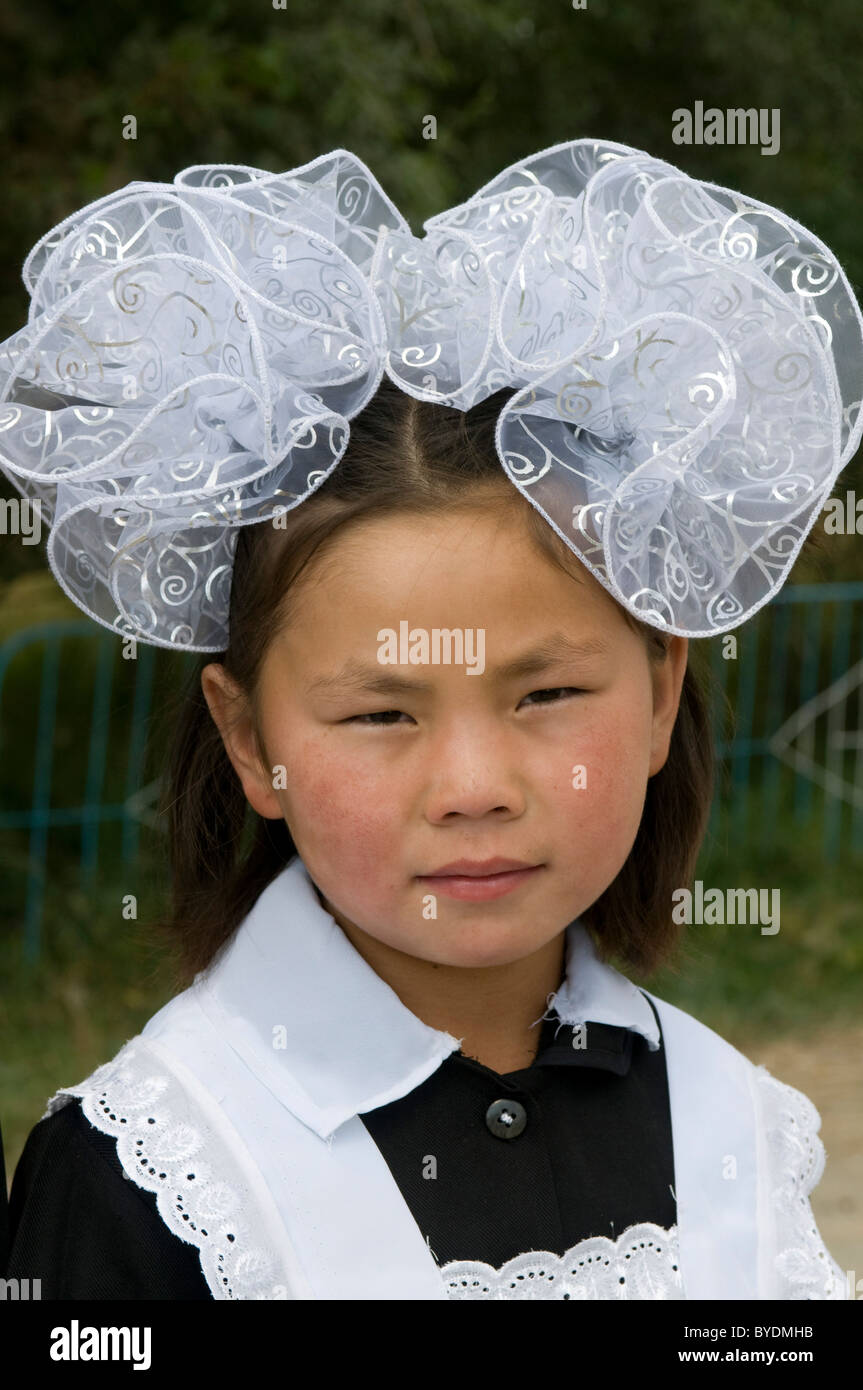 Ritratto di una ragazza in abito tradizionale, Torugart, Kirghizistan, Asia centrale Foto Stock