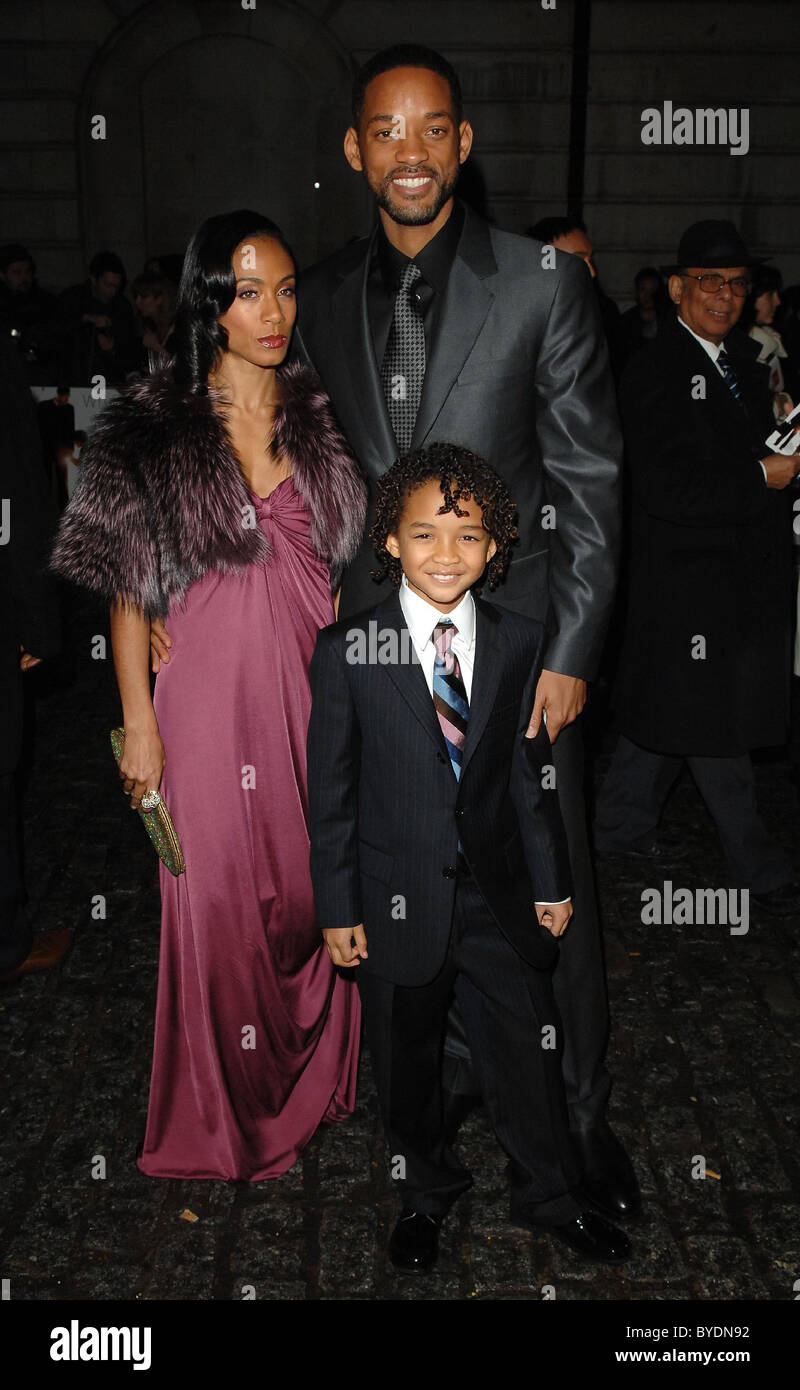 Jada Pinkett Smith, Will Smith e Jaden Smith "perseguimento della felicità' UK film premiere al Curzon Mayfair di Londra, Inghilterra - Foto Stock