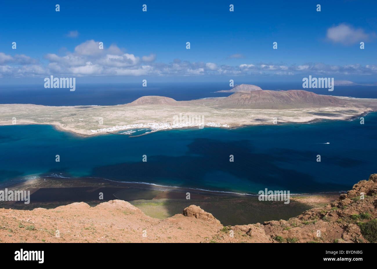 Vista verso l'isola di La Graciosa dal Mirador del Rio, Lanzarote, Isole Canarie, Spagna, Europa Foto Stock