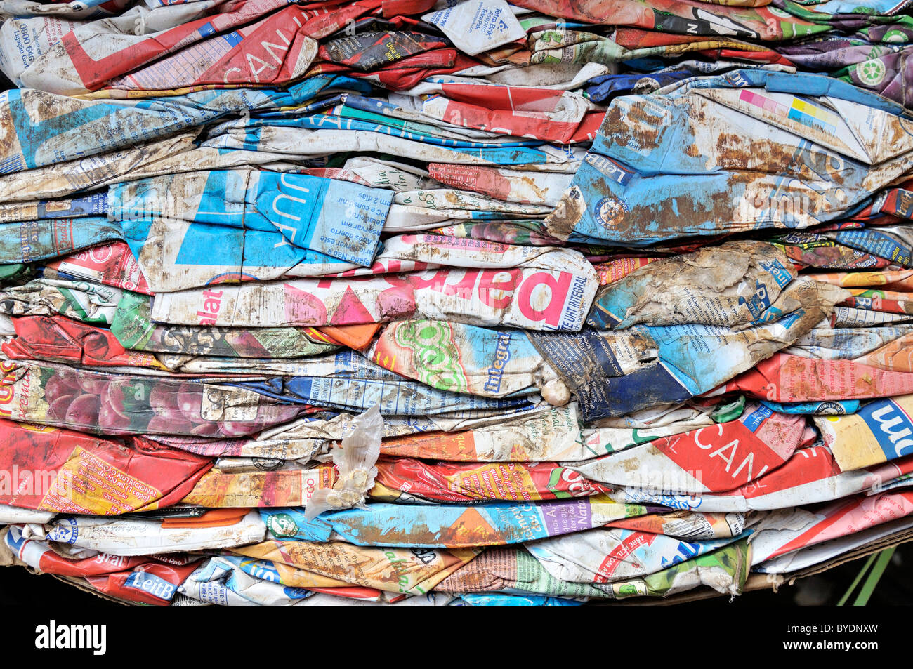 Separati per il riciclaggio di materiali riciclabili, Tetrapak, Ceilandia, città satellite di Brasilia, Distrito Federal, Brasile Foto Stock