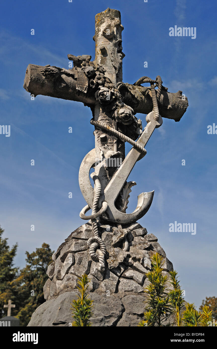 Xix secolo croce grave con il dispositivo di ancoraggio e di corda, Johannisfriedhof cimitero, fondata nel XIII secolo, Brueckenstrasse street 9 Foto Stock