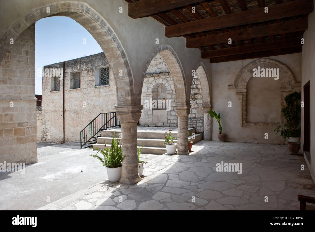 Chiostro della chiesa del monastero Timiou Stavro, Omodos, Monti Troodos, centrale di Cipro Foto Stock