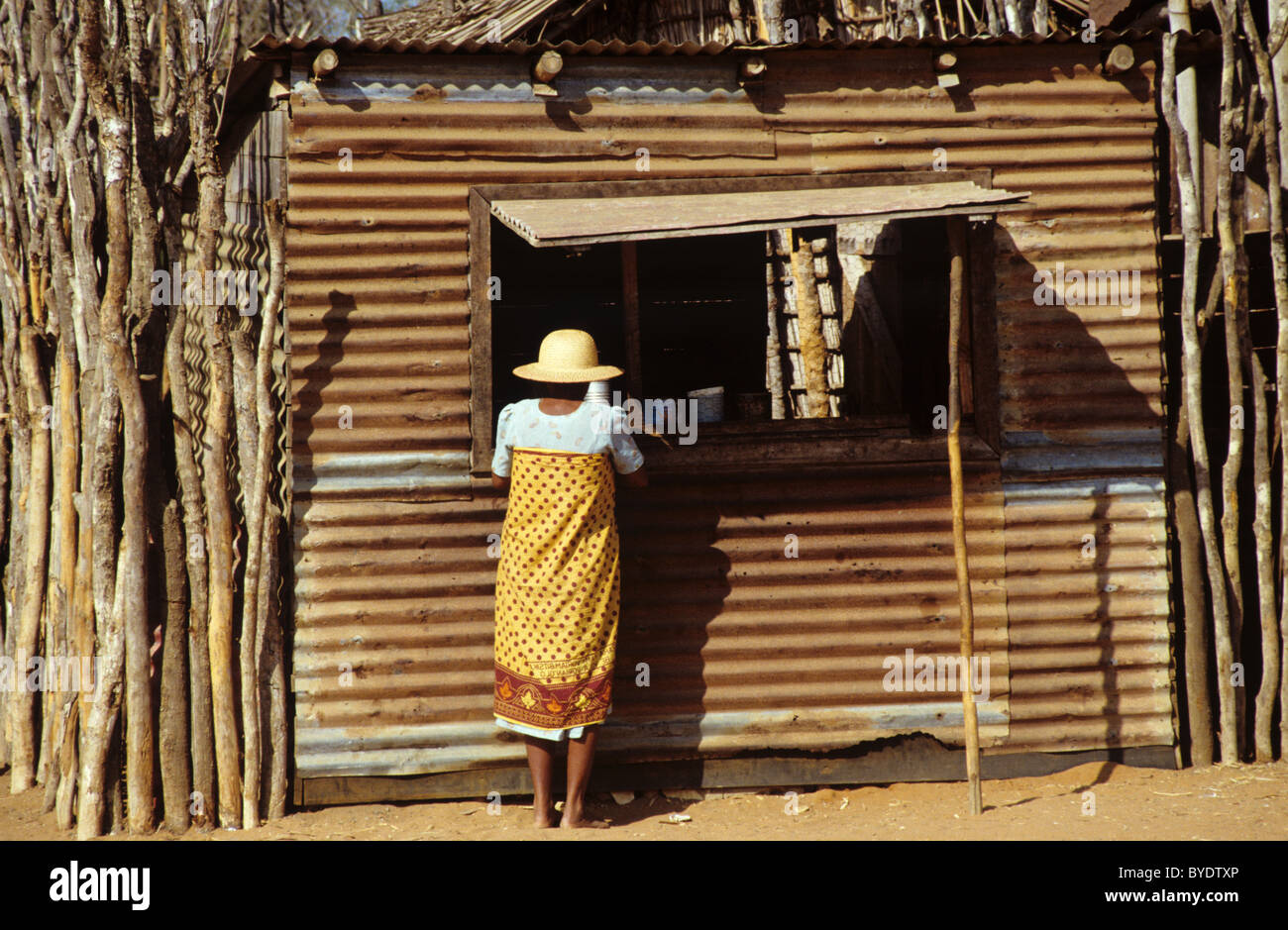 Malgasy Woman Shack Village Store makeshift, negozio di generi alimentari, negozio generale, minimarket o negozio d'angolo, Manombo, Toliara, Madagascar Foto Stock