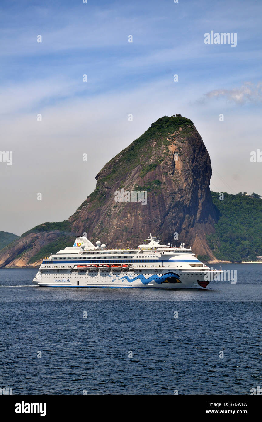 Nave da crociera della compagnia tedesca AIDA Cruises Sugarloaf Montagna in Bahia de Baia Guanabara, entrando nel porto di Rio de Foto Stock