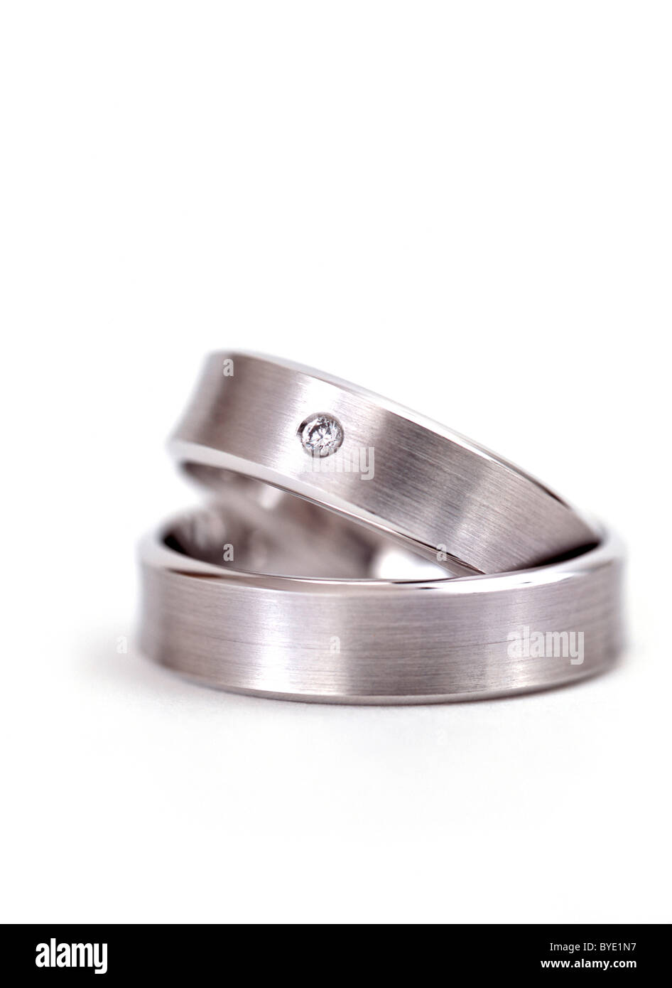 Gli anelli di nozze, spazzolato oro bianco con diamante Foto Stock