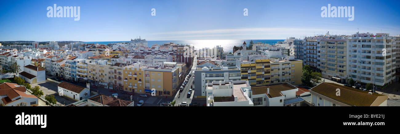 Alto edificio di sviluppo con i condomini e appartamenti, molti vacante a causa della crisi economica, Armação de Pêra, Faro Foto Stock