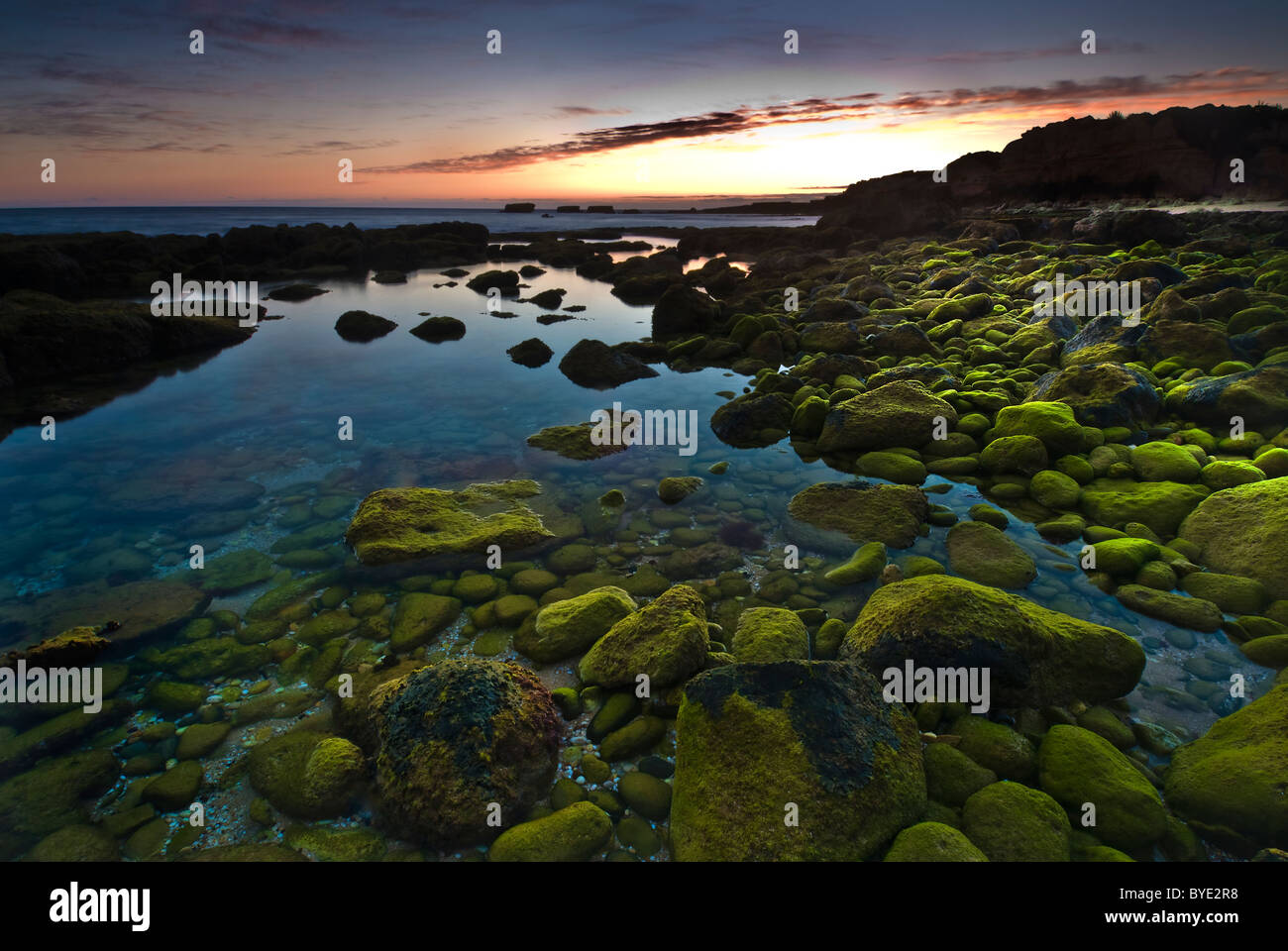 Tramonto nella spiaggia di Galé in Algarve, PORTOGALLO Foto Stock