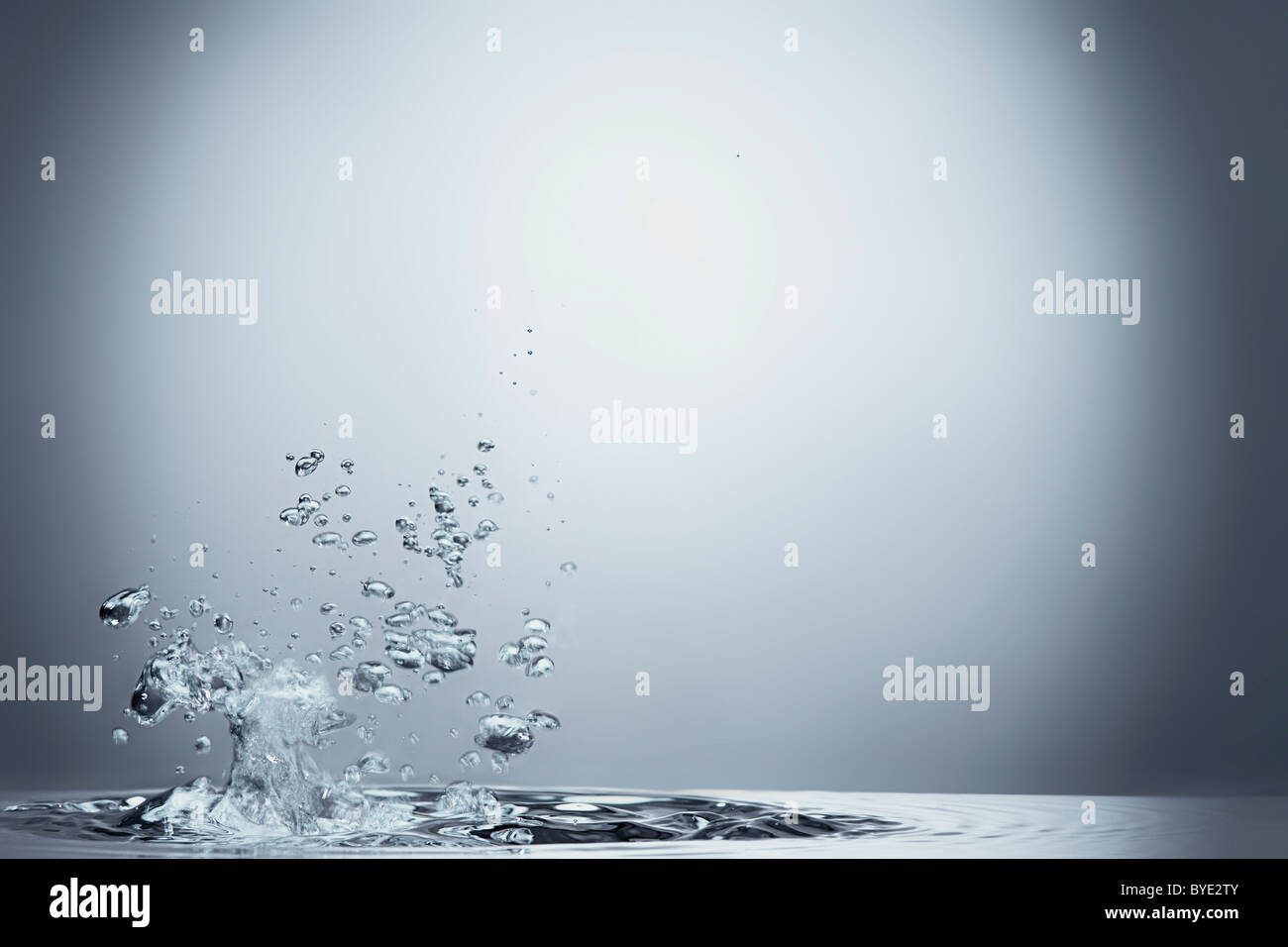Le bolle di aria gorgogliare in acqua Foto Stock