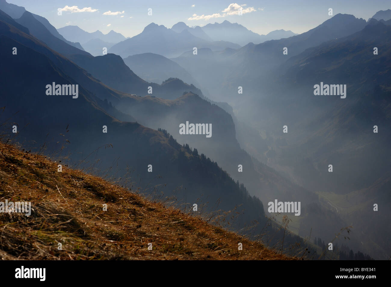 Valle di montagna con haze, Allgaeu Alpi, valle Kleinwalsertal, Vorarlberg, Austria, Europa Foto Stock