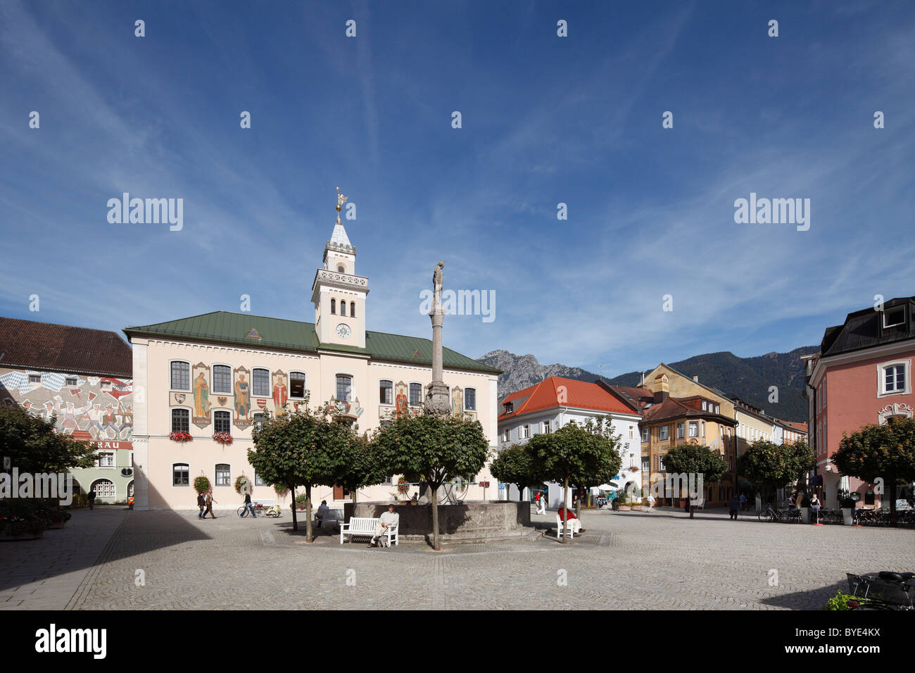 Piazza del Municipio con il Municipio e la Fontana di Wittelsbach, Bad Reichenhall, Berchtesgadener Land district, Alta Baviera Foto Stock