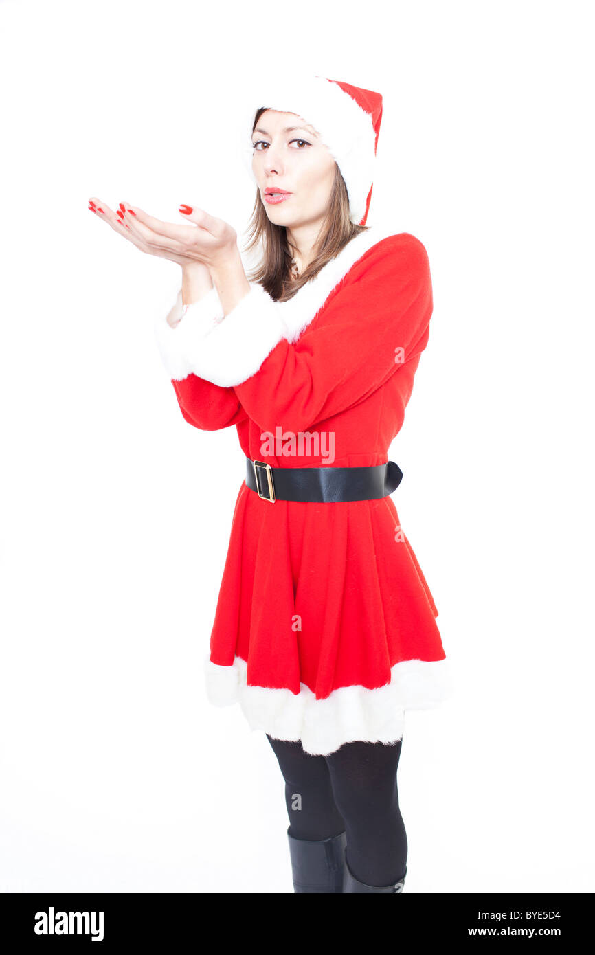 La donna a Santa Claus costume soffia sulle mani Foto Stock