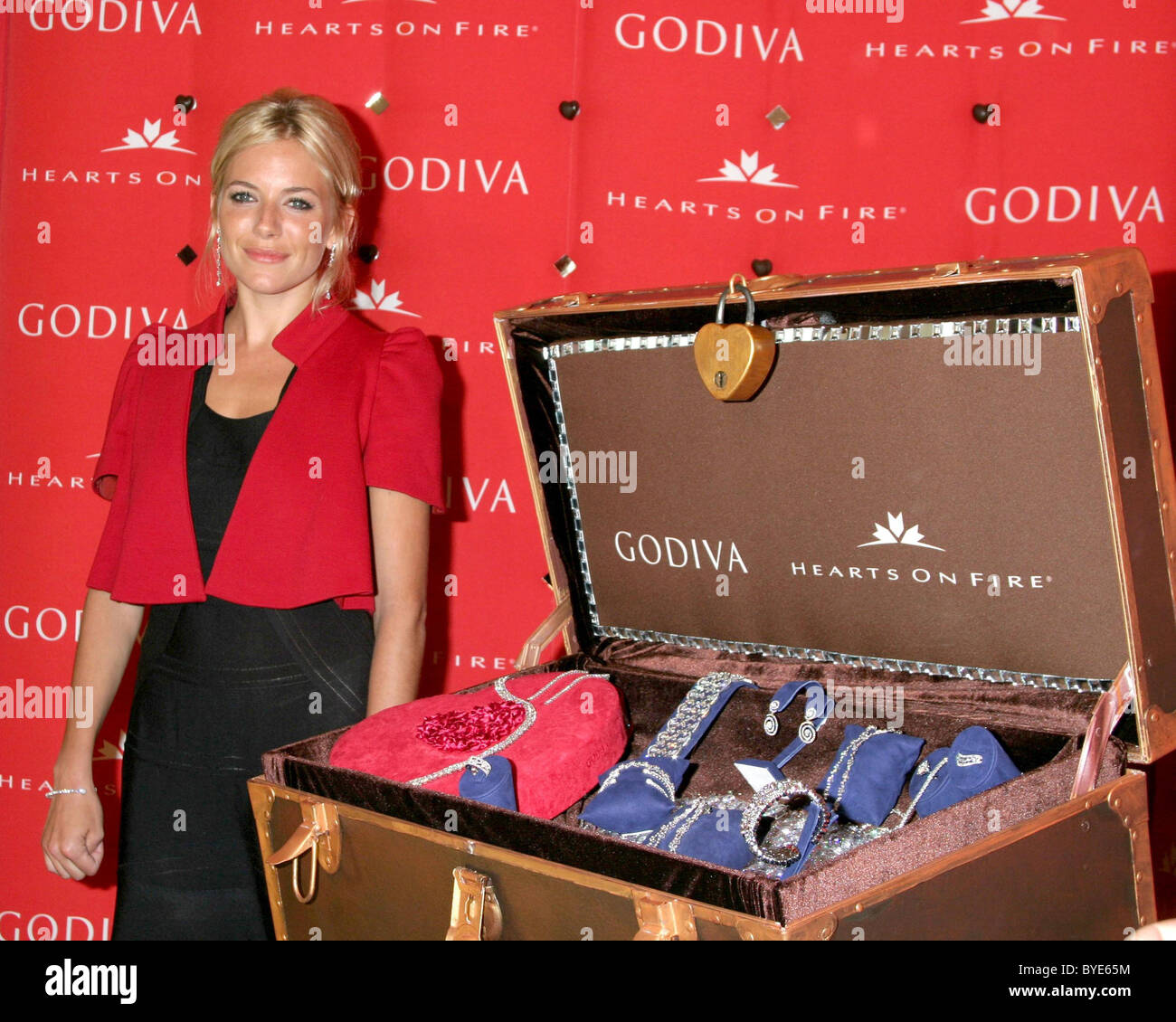 Sienna Miller svela la Godiva One-Million Dollar cuori sul Diamante del Fuoco Shopping Spree offerta San Valentino tenutasi a Godiva Foto Stock