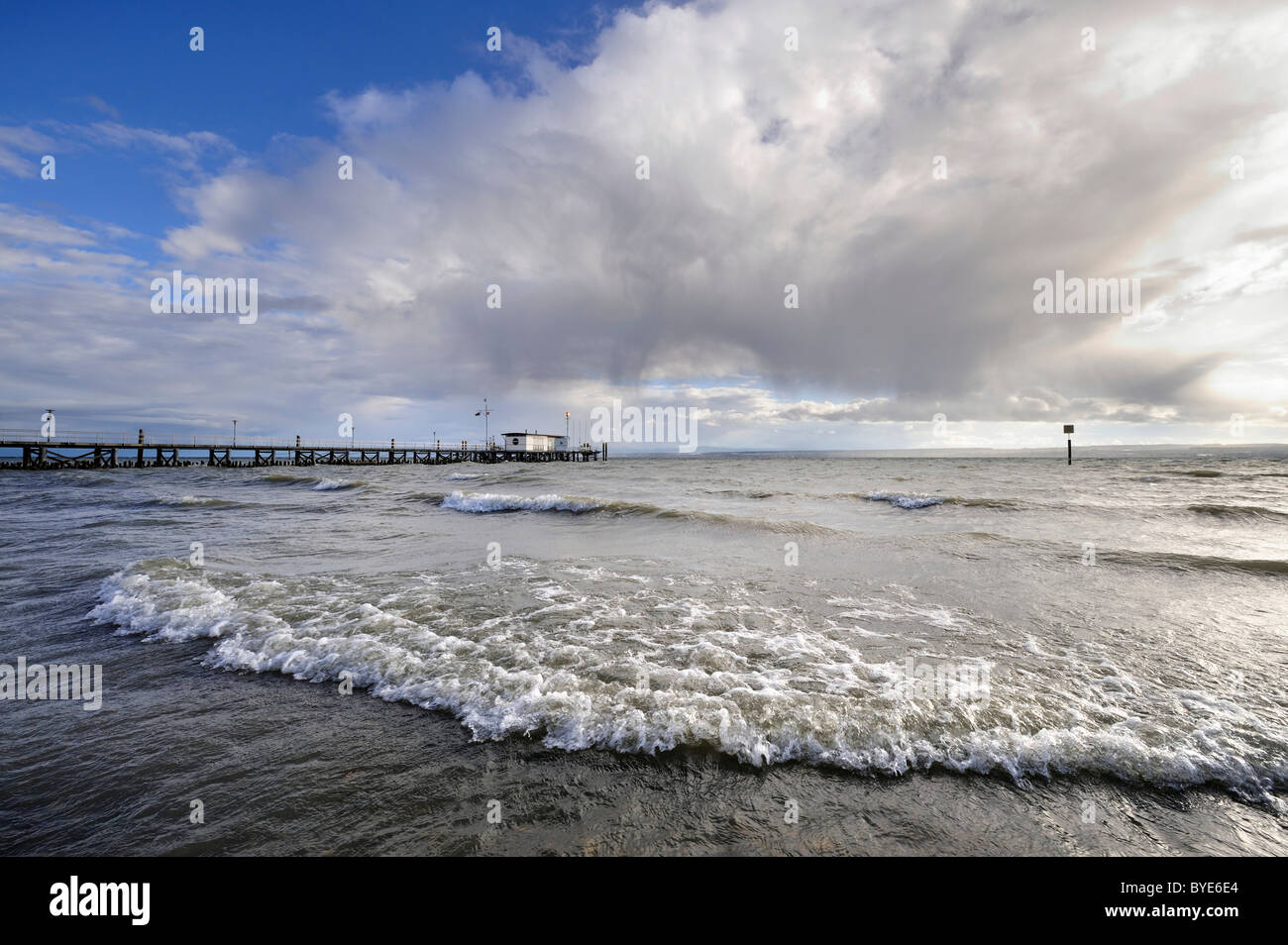 Autunno tempesta sulle rive di Hagnau con una barca dock, il lago di Costanza distretto, Baden-Wuerttemberg, Germania, Europa Foto Stock