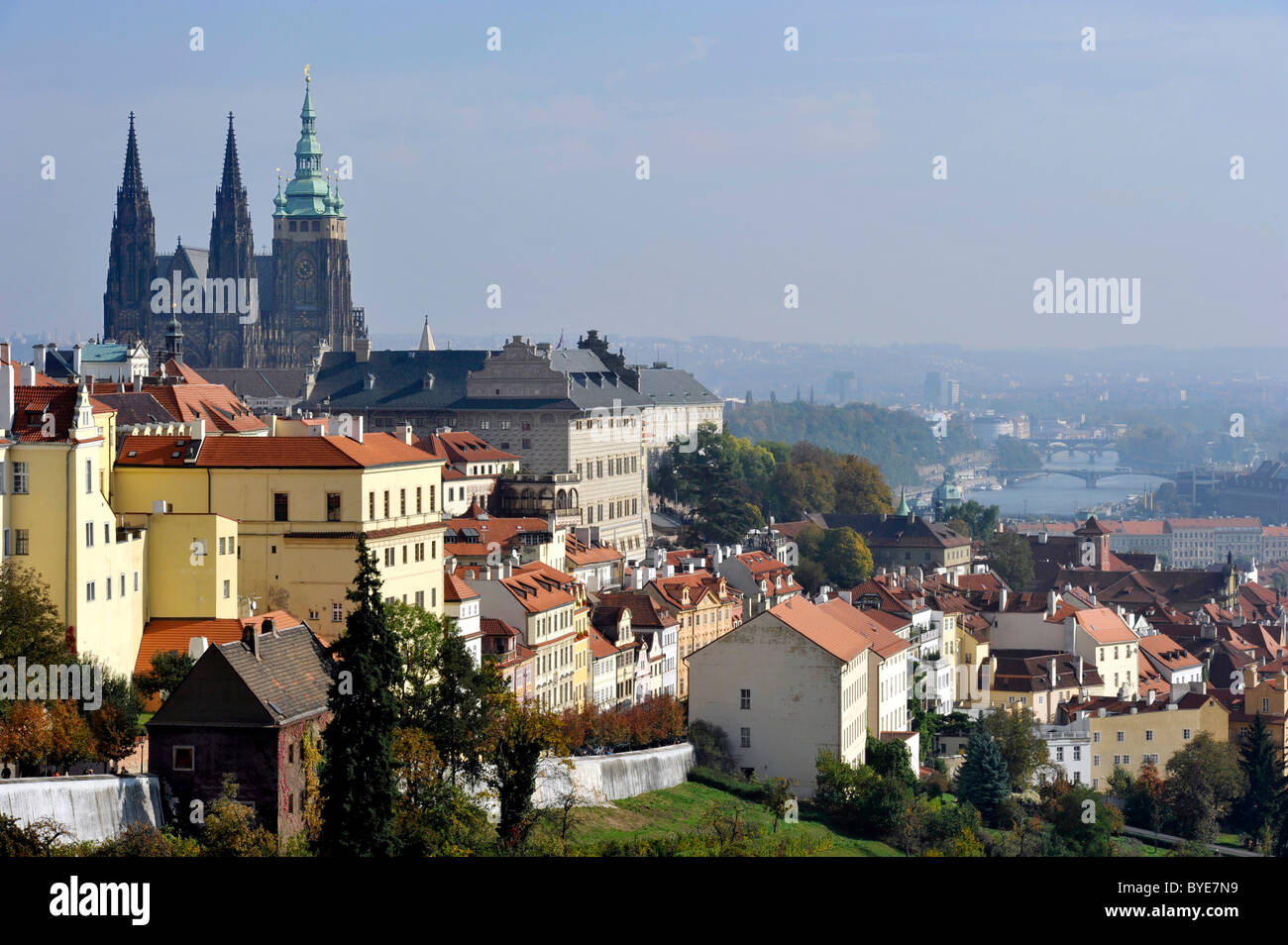 Gotico della Cattedrale di San Vito, Palais Schwarzenberg, fiume Vitava, Praga, Boemia, Repubblica Ceca, Europa Foto Stock