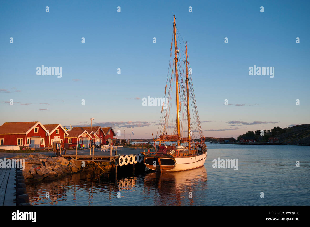 Sailing yacht ancorati nel porto, Molloesund, Vaestra Goetaland County, Svezia, Europa Foto Stock