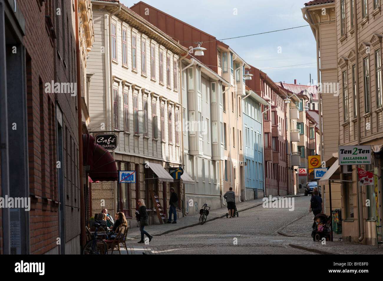 Fila di case nel quartiere di Haga, Göteborg, Vaestra Goetaland County, Svezia, Europa Foto Stock