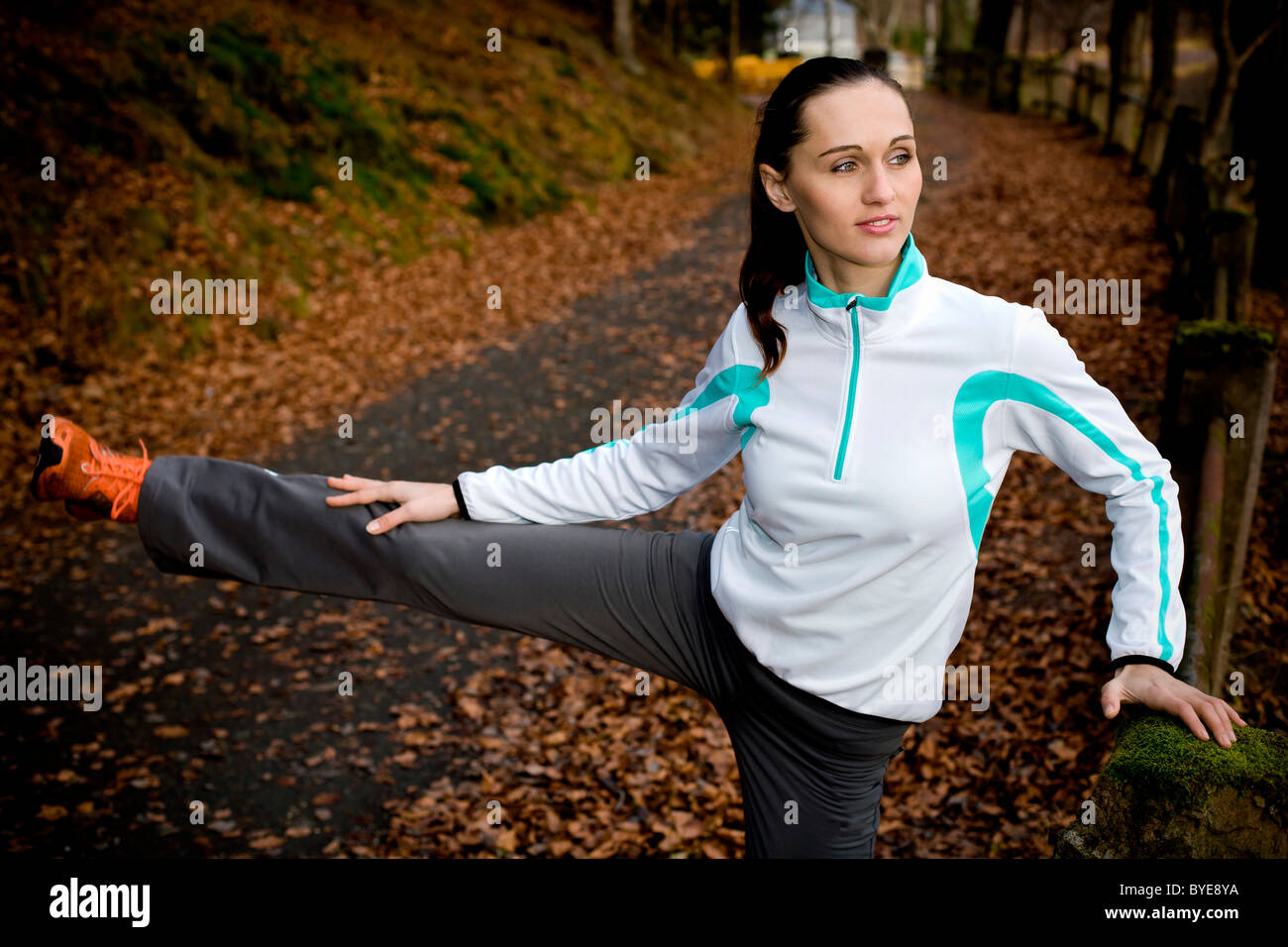 Giovane donna facendo il riscaldamento esercizi prima di jogging Foto Stock
