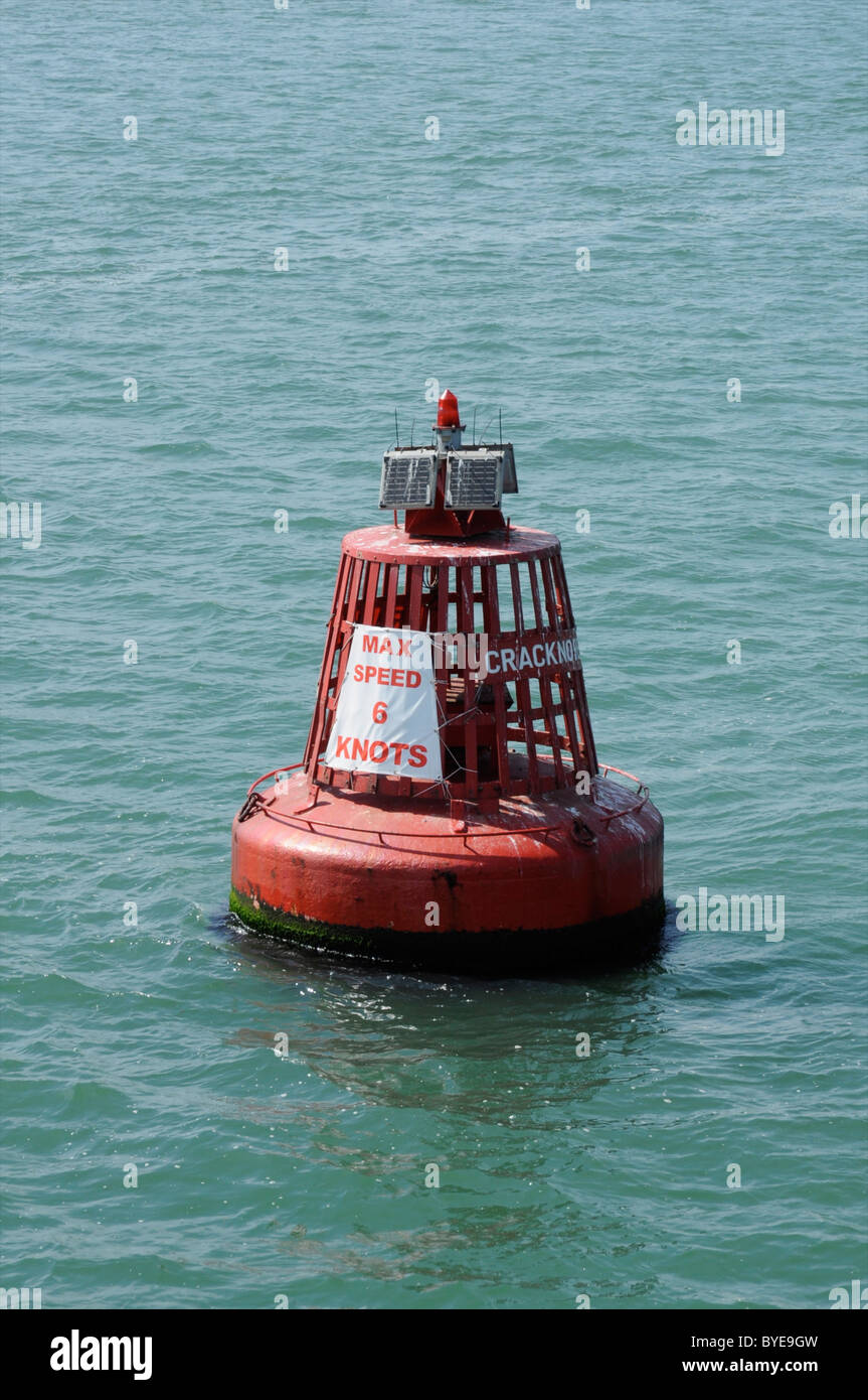 Boa di navigazione a Southampton Docks, Hampshire, Inghilterra, Regno Unito Foto Stock