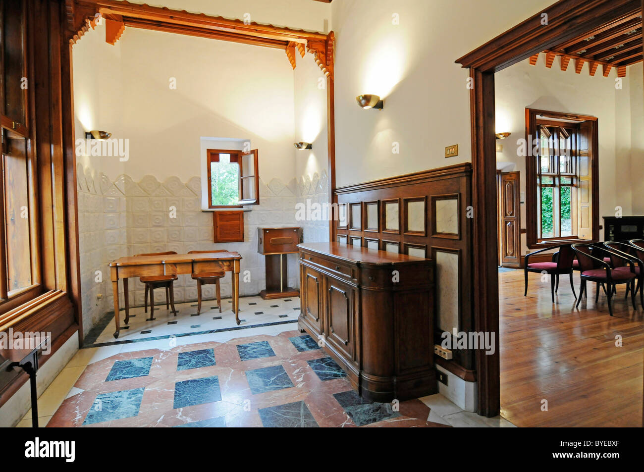 Interno, mobili, El Capricho de Gaudi manor, architetto Antoni Gaudí, Comillas, Cantabria, Spagna, Europa Foto Stock