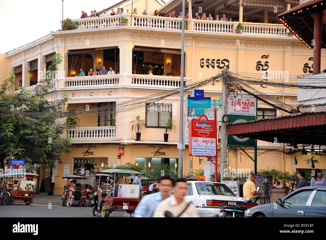 I corrispondenti stranieri' Club (FCC) era coloniale gem con fantastiche vedute del fiume Tonle Sap in Phnom Penh Cambogia. Foto Stock