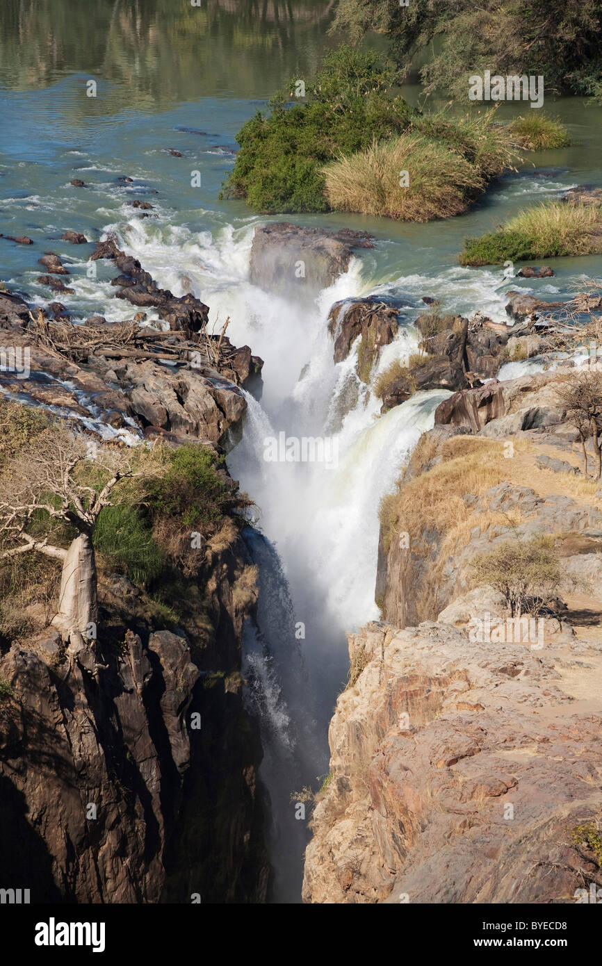 Presso la splendida Epupa Falls fiume Kunene scende in una serie di cascate in un 60 m di gola profonda, Namibia Foto Stock