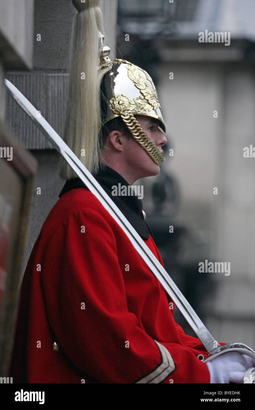 Uno di Regina della vita delle guardie all'ingresso delle Guardie a Cavallo a Londra Foto Stock