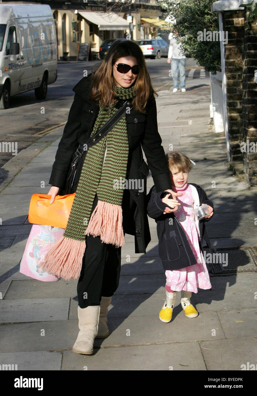 Jools Oliver ha la sua figlia di papavero in esecuzione di miele verso i paparazzi ma le catture nel suo tempo... Londra, Inghilterra - 25.01.07 Foto Stock