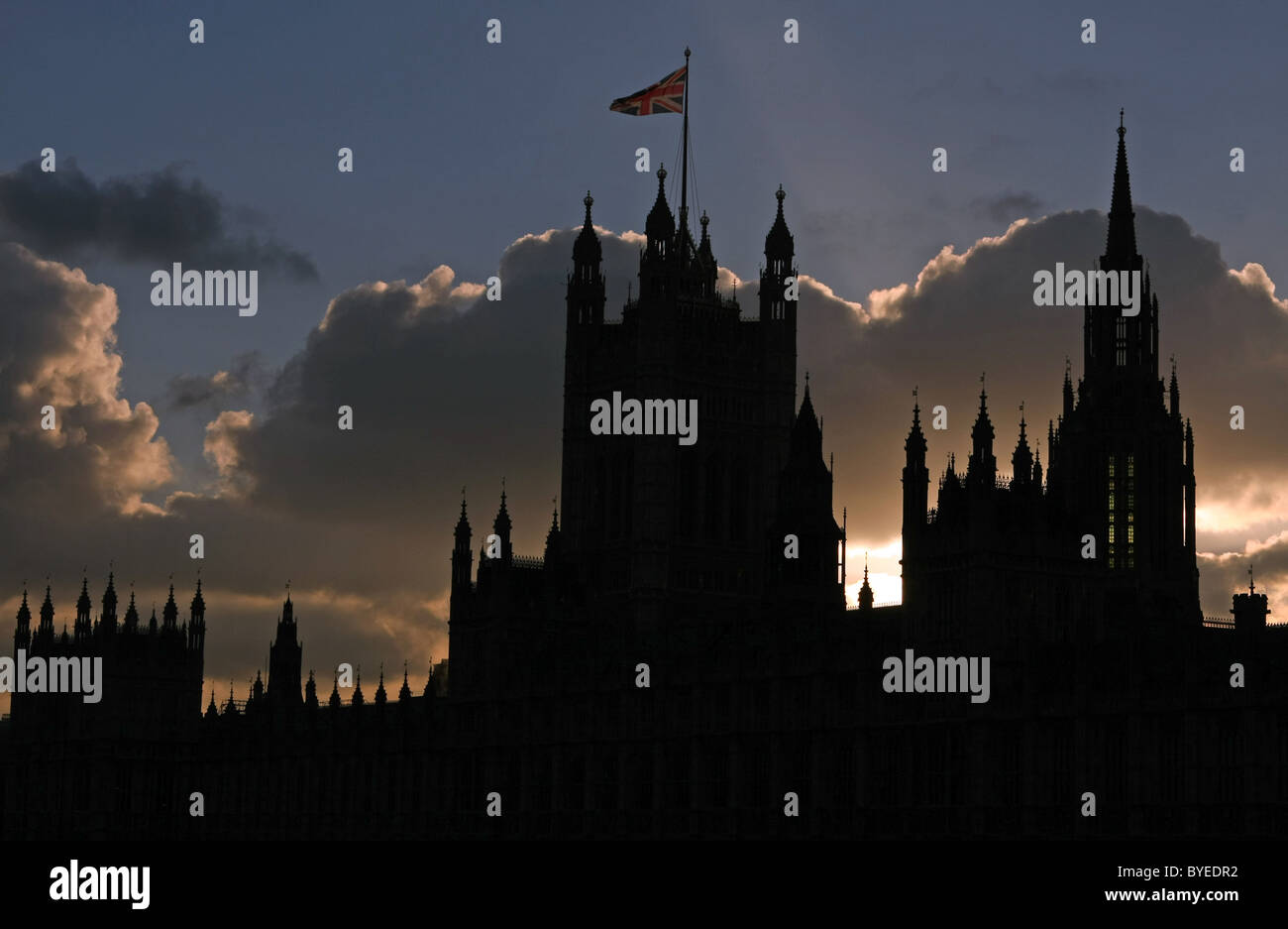 Una silhouette del case del parlamento di Londra, Inghilterra al tramonto Foto Stock