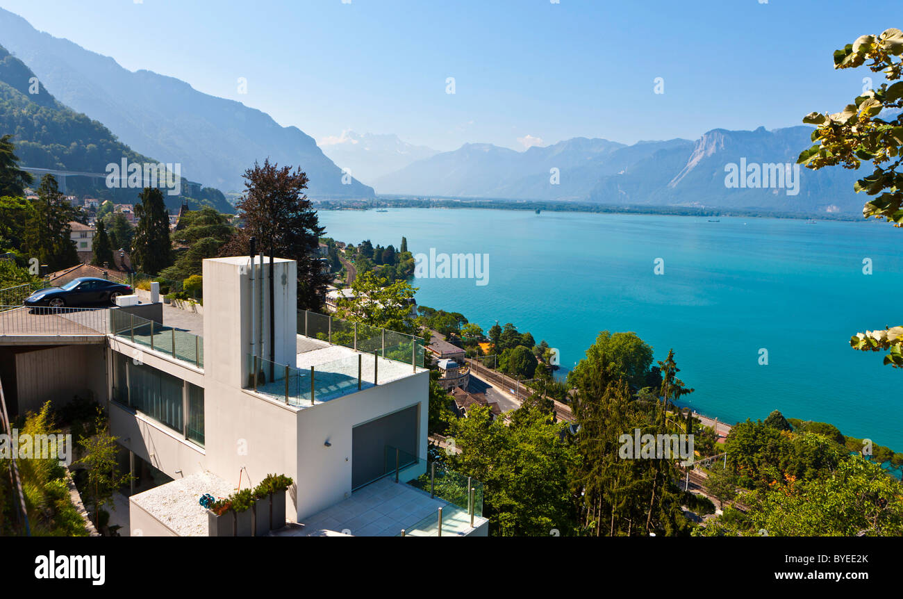 Vista di una villa di lusso in retro sul Lago di Ginevra, Montreux, Canton Vaud, Svizzera, Europa Foto Stock