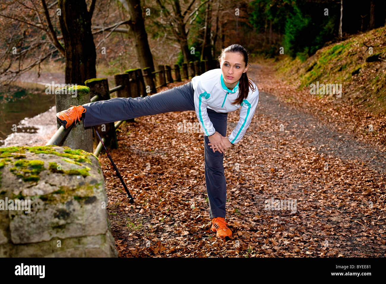 Giovane donna facendo il warm-up di esercizi per il jogging Foto Stock