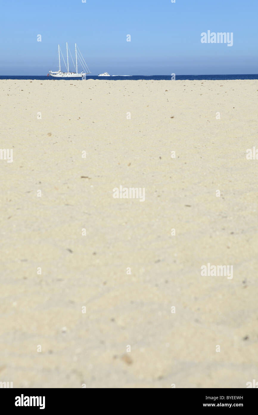 Spiaggia, barca a vela, Mare Mediterraneo, Italia, Europa Foto Stock