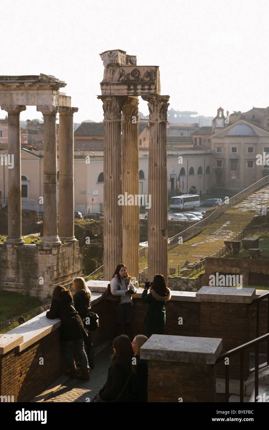 Foro romano con i turisti Foto Stock