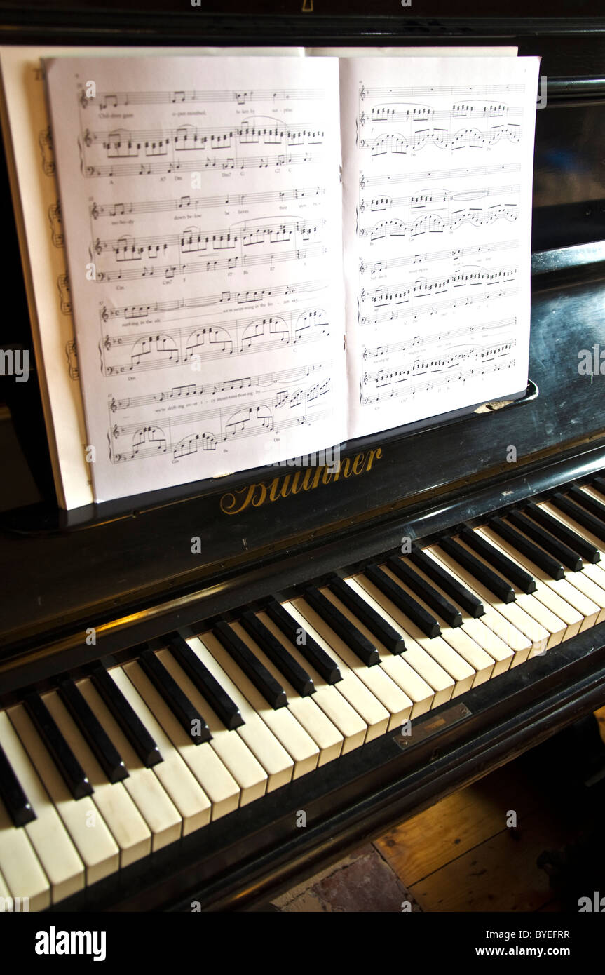 Foglio di musica su un pianoforte verticale Foto Stock