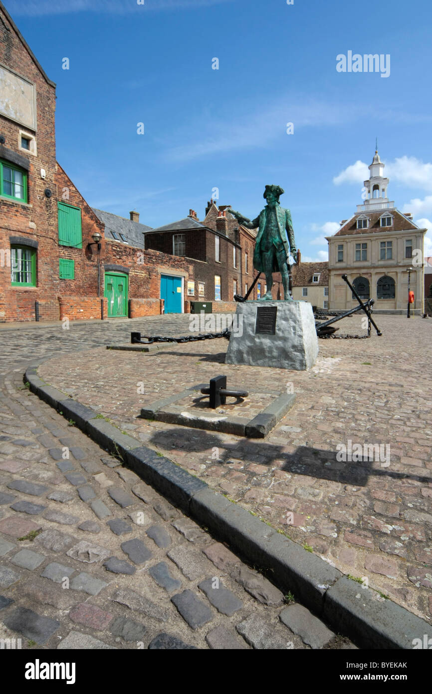 Statua di il Capitano George Vancouver (1757-1798) di fronte alla Custom House in King's Lynn, Norfolk Foto Stock