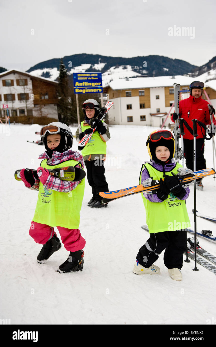 I bambini preparano per una lezione di sci in Niederau in Austria Foto Stock